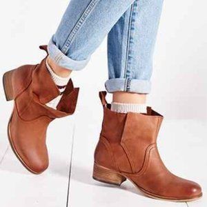 Ecote Side Overlap Boots Urban Outfitters SZ 6